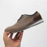 남성 캐주얼 더비 신발의 그림