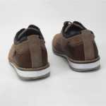 남성 캐주얼 더비 신발의 그림