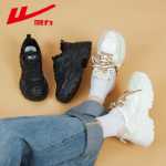 캐주얼 키 높이 여성 운동화의 그림