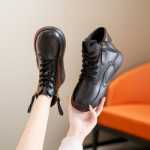 여성  패션 스포츠 신발의 그림