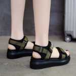 스포츠 샌들 여성 신발의 그림