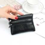 동전 카드 키 가방의 그림