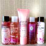 커스틴 샴푸 벚꽃 꽃잎 샤워 젤 바디 밀크 워시 세트 컨디셔너 여행용 샘플러 백 가방의 그림