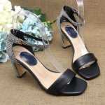 헤드 레이어 양가죽  여성 정장  샌들의 그림