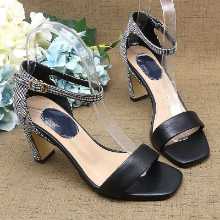 헤드 레이어 양가죽  여성 정장  샌들의 그림