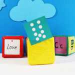 주사위 교구는 카드에 삽입 할 수 있습니다 어린이 영어 교실 게임 소품 대형 초등학교 수학 유아 컬러 장난감의 그림