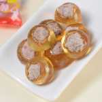 신맛이 나는 신맛 캔디 매실 캔디구수한 향수를 불러일으키는 간식신맛 매실 하트 캔디하드 캔디새콤달콤한 어린 시절의 추억의 그림