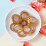 신맛이 나는 신맛 캔디 매실 캔디구수한 향수를 불러일으키는 간식신맛 매실 하트 캔디하드 캔디새콤달콤한 어린 시절의 추억의 그림