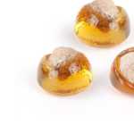 신맛이 나는 신맛 캔디 매실 캔디구수한 향수를 불러일으키는 간식신맛 매실 하트 캔디하드 캔디새콤달콤한 어린 시절의 추억의 그림