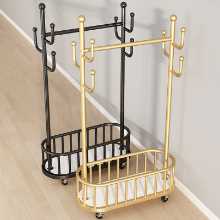 바퀴가 달린 가벼운 고급 스러움 이동식 옷걸이 거실 가정용 옷 보관 선반 현대 간단한 침실 바닥 걸이 옷걸이의 그림