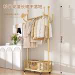 바퀴가 달린 가벼운 고급 스러움 이동식 옷걸이 거실 가정용 옷 보관 선반 현대 간단한 침실 바닥 걸이 옷걸이의 그림