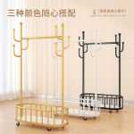 바퀴가 달린 가벼운 고급 스러움 이동식 옷걸이 거실 가정용 옷 보관 선반 현대 간단한 침실 바닥 걸이 옷걸이의 그림