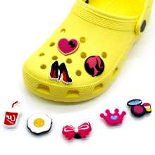 꽃 버클 PVC 신발의 그림