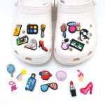 꽃 버클 PVC 신발의 그림