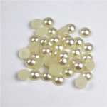 반원형 진주, 진주 액세서리, 모조 진주, 보석 액세서리, 한국 헤어 액세서리, 레진 액세서리, 헤어 액세서리 DIY의 그림