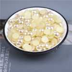 반원형 진주, 진주 액세서리, 모조 진주, 보석 액세서리, 한국 헤어 액세서리, 레진 액세서리, 헤어 액세서리 DIY의 그림