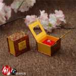 보석 상자 종이 열린 창 보석 상자 귀걸이 반지 펜던트 팔찌 보석 보석 보석 포장 상자의 그림