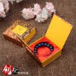 보석 상자 종이 열린 창 보석 상자 귀걸이 반지 펜던트 팔찌 보석 보석 보석 포장 상자의 그림