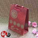 보석 상자 종이 열린 창 보석 상자 귀걸이 반지 펜던트 팔찌 보석 보석 보석 포장 상자의 그림