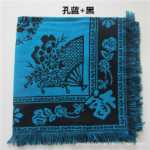 가을과 겨울 두 배 두꺼운 모직 사각 스카프 농촌 여성은 머리 스카프를 감싸고 중년 및 노인 여성은 구식 노동 보호를 땅에까지 감쌌습니다.의 그림