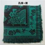 가을과 겨울 두 배 두꺼운 모직 사각 스카프 농촌 여성은 머리 스카프를 감싸고 중년 및 노인 여성은 구식 노동 보호를 땅에까지 감쌌습니다.의 그림