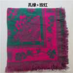 가을과 겨울 두 배 두꺼운 모직 사각 스카프 농촌 여성은 머리 스카프를 감싸고 중년 및 노인 여성은 구식 노동 보호를 땅에까지 감쌌습니다.의 그림