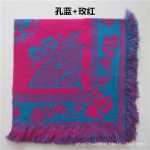 가을과 겨울 두 배 두꺼운 모직 사각 스카프 농촌 여성은 머리 스카프를 감싸고 중년 및 노인 여성은 구식 노동 보호를 땅에까지 감쌌습니다.의 그림