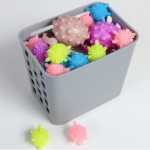 벽걸이 형 중공 보관 바구니 세탁 용품 분류 보관 바구니 가정용 욕실 잡화 보관 걸이 세탁 바구니의 그림