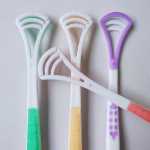 혀 스크레이퍼 구강 혀 클리닝 구강 관리 제품 교정 제품 구강 클리닝 제품의 그림