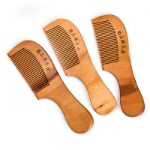 공장 직접 대형 나무 빗 마구간 제품 천연 건강 관리 복숭아 나무 빗 정전기 방지 건강 관리 복숭아 나무 빗의 그림