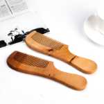 공장 직접 대형 나무 빗 마구간 제품 천연 건강 관리 복숭아 나무 빗 정전기 방지 건강 관리 복숭아 나무 빗의 그림