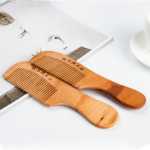 공장 직접 대형 나무 빗 마구간 제품 천연 건강 관리 복숭아 나무 빗 정전기 방지 건강 관리 복숭아 나무 빗의 그림