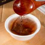 밍첸 다섯 가지 보물 차 옐로우 에센스 마카 얌 중국 늑대 딸기 차 대추 보리 얌 남성용 가방 차 도매 원피스의 그림