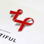 빨간 리본 핀 HIV 예방 원조 인식 로고 121 공공 복지 활동 빨간색 배지 사용자 정의 가능한 도매의 그림