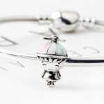 팬 가족 액세서리 가족 구성원 시리즈 모자를 착용하는 활기찬 소년 패션 DIY 큰 구멍 소년 팔찌 구슬의 그림