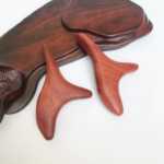 마호가니 삼지창 삼각형 새 마사지 스크래핑 보드 나무 경혈 마사지 보조 여행 용품의 그림