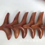 메인 삼각 새 마사지 스크래핑 보드 마호가니 삼지창 나무 경혈 마사지 보조 여행 용품의 그림