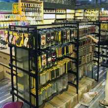 문구 선반 진열대의 그림