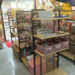 문구 선반 진열대의 그림