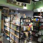 문구 선반 진열대의 그림