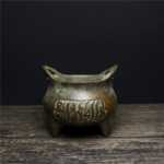 골동품 구리 세 다리 향로의 그림